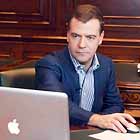 Дмитрий Медведев и ноутбук Apple